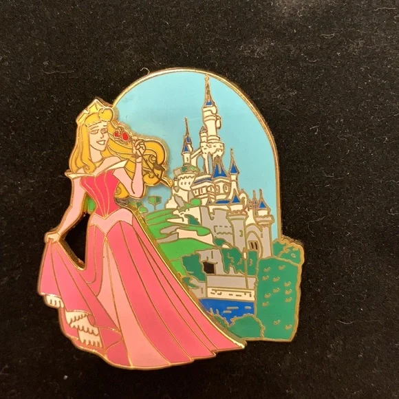 Disney pin LE 250 Aurora Pin-on-Pin with Dimensional Castle LE 250 on card Pin - Picture 2 of 8